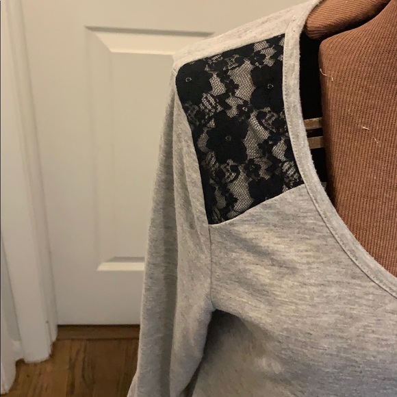 Loose fitting gray top with lace - Picture 2 of 4